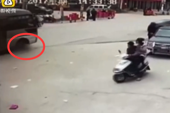 视频：女孩马路小便被碾死 司机主要责任