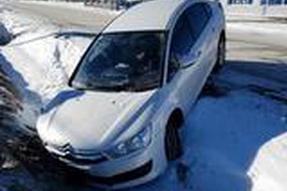 为了躲避突然冒出的行人，将车开成这样