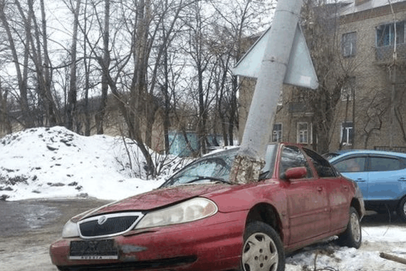 车主在路上飙车发生意外，离奇现场