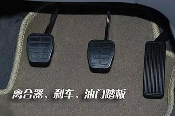 高速刹车是先踩离合器还是先踩刹车？