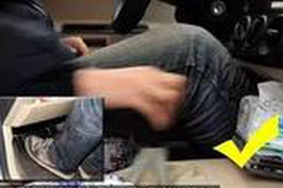 开车时油门踏板突然无法回位