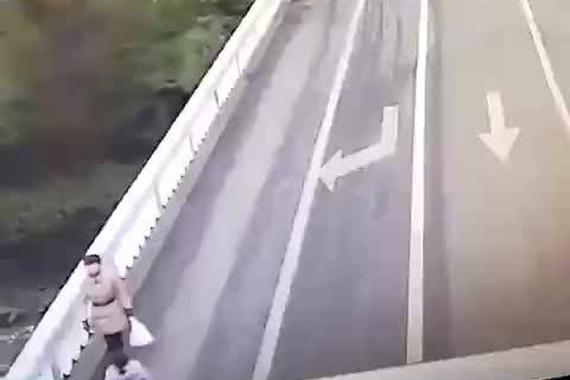 视频：司机因玩手机出事故 致3死1伤