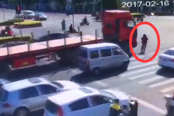 视频：司机也倒霉！女子闯红灯碾压身亡