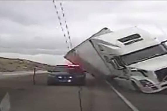 美国货车被强风吹翻 压扁路边警车