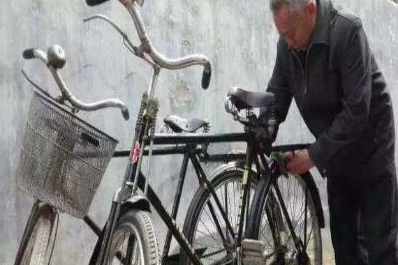 农村大爷收了两辆自行车, 比豪车稀有