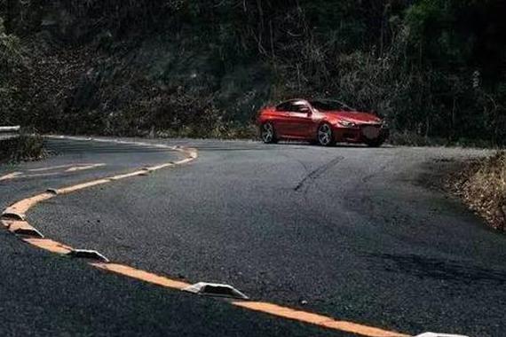 轮子旁边就是万丈深渊，险路怎么走才稳妥