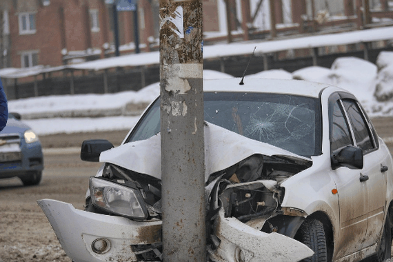 偷车贼开车技术不精，结果出了意外！