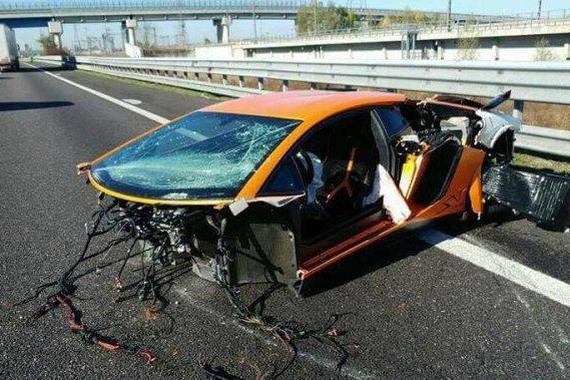 小伙开超跑载女友兜风，结果……