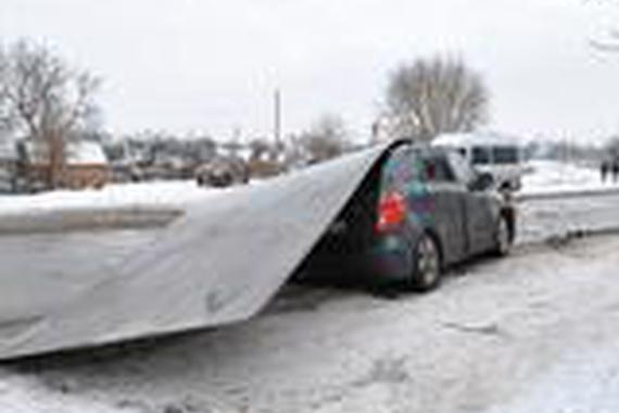 车主都吓尿了；行驶途中遭遇钢板泰山压顶