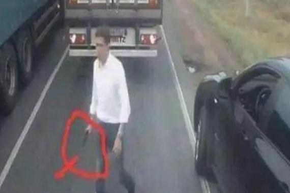 宝马逼停大货车，一个动作让司机主动道歉