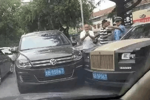 开车撞到了劳斯莱斯，豪车车主不让报警