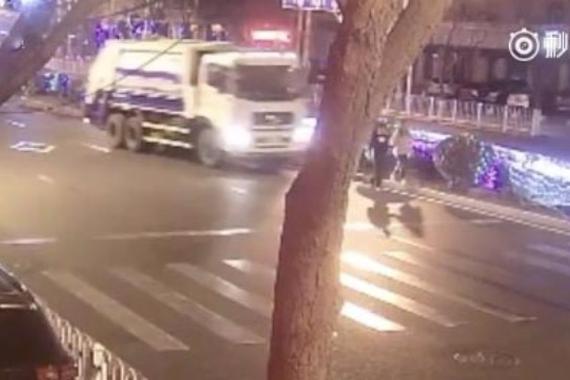 视频：触目惊心 情侣压马路遭车撞飞