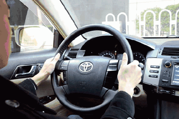 看这些握方向盘姿势，像从少林寺出来的