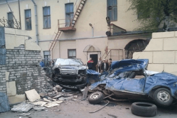 路虎撞上小轿车，交警看到倒吸一口冷气