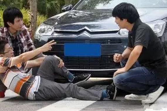 当心，这种情况99%是碰瓷新招，千万要注意