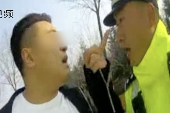 视频:太嚣张!男子变造号牌被拦狂骂交警