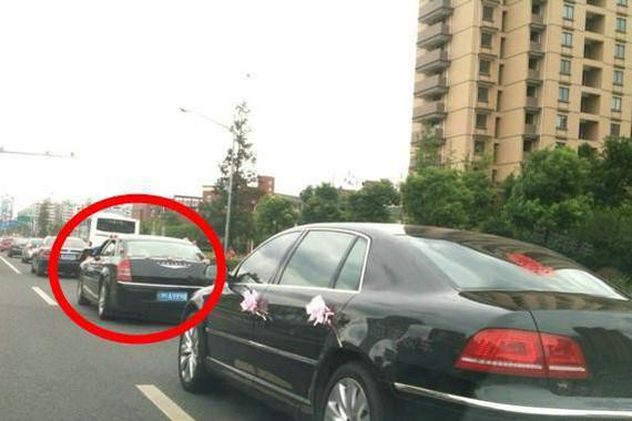 结婚借豪车撑面子，百万豪车放后面