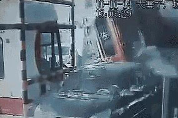 看了这些就知道开车为什么一定要远离大货