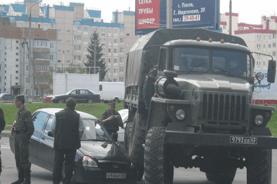 乱闯红灯造成事故，看到被撞汽车腿都软了