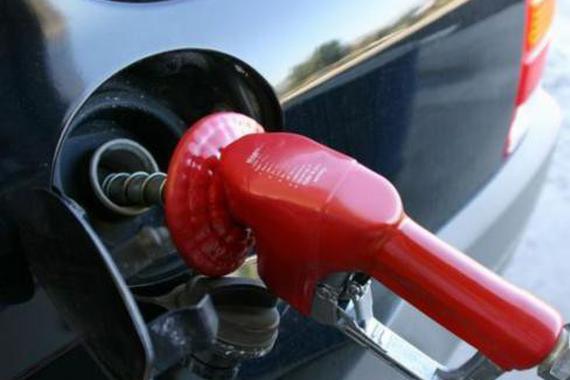 为什么汽车油箱口有的在左有的却在右？