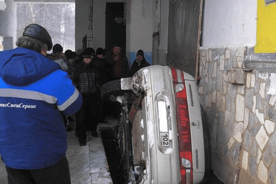 妻子偷开丈夫汽车，随后把车开到地道里