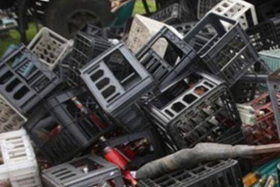 啤酒货车翻车，司机醒来在一旁喝了起来