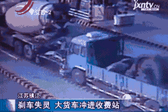 如何应对高速突发状况？这几招能保命！