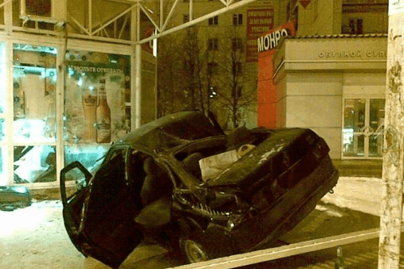 女司机撞上公交站，候车人群吓得鸡飞狗跳