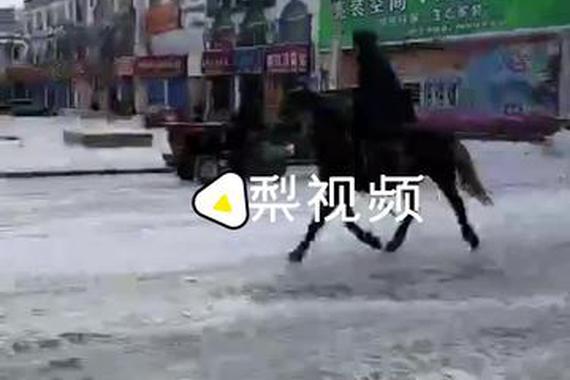 视频：帅瞎！内蒙快递小哥雪天骑马送快递