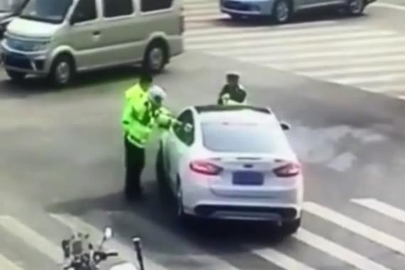 视频：野蛮司机冲撞交警！马路上疯狂逃窜