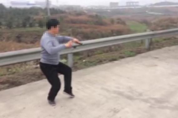 视频：男子高速公路上练太极剑