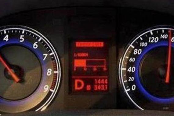 明明没踩油门，为啥发动机转速还那么高？