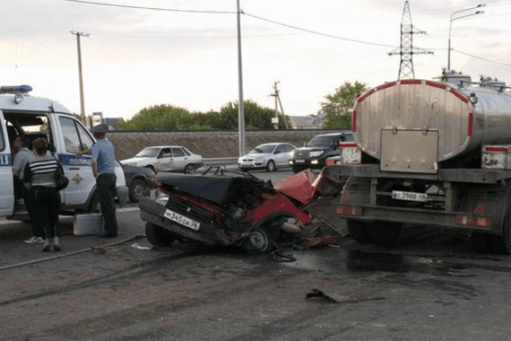 奶罐车撞上拉达小车，司机吓得脸色苍白