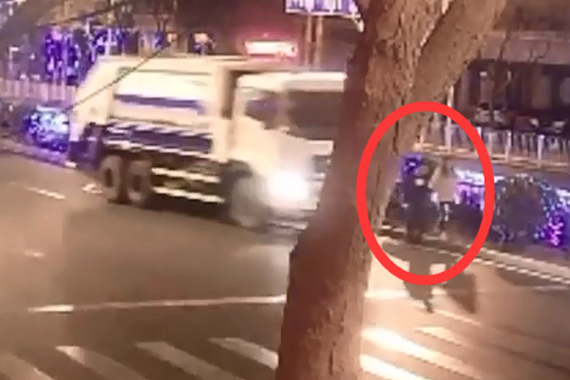 视频：一死一伤！情侣机动车道散步被撞飞