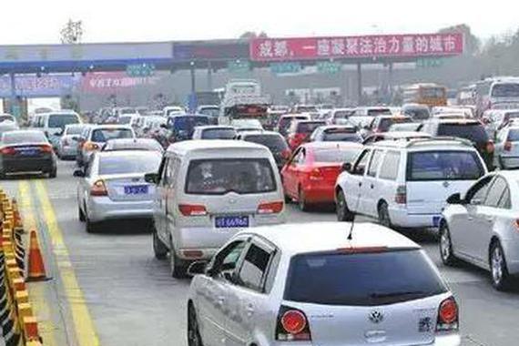 收费站的“潜规则”，八成车主竟折腰