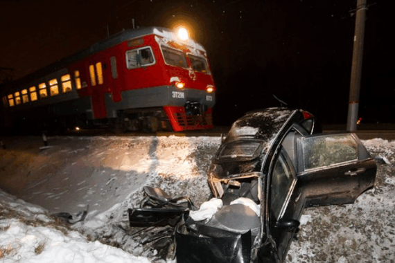 汽车打滑冲上火车轨道，车主遭遇惊险一幕