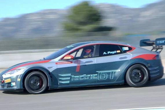 别人已经开始玩电动赛车了……