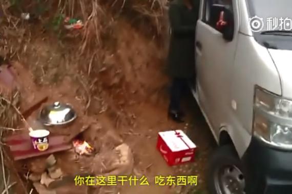 视频：应急车道架锅煮泡面 罚200元记6分