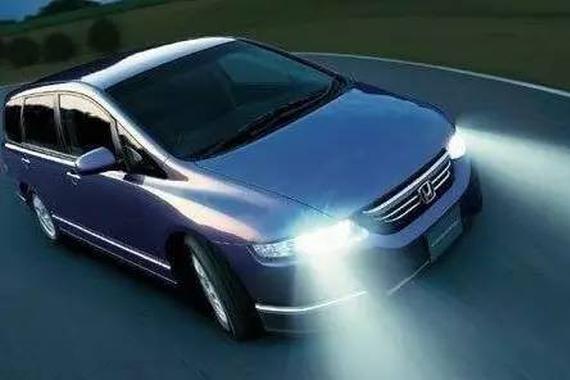 这几招很伤电瓶，熄火前忘关空调最要命！