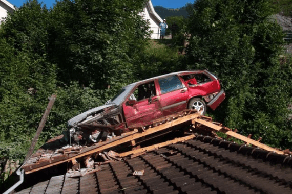 16岁少年偷开父亲汽车，发生离奇车祸