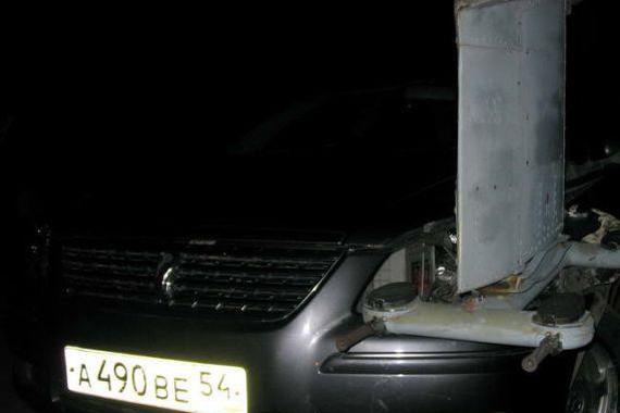 男子夜间行车遭碰撞，下车后却哑巴吃黄连