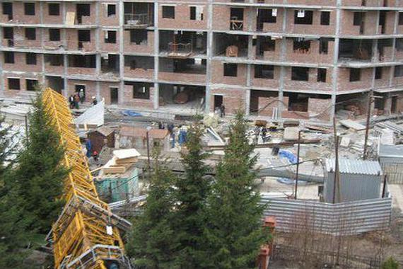 大型起重机砸中路边奔驰，车主身份爆料