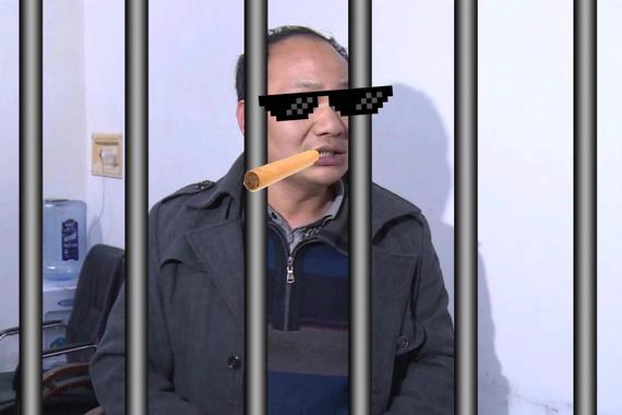 视频：男子高速违法被查 强行抱交警