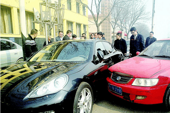 车主撞千万豪车，下车仔细一看却果断报警