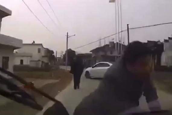 视频：拦路抢劫砸车！愤怒的司机撞了上去