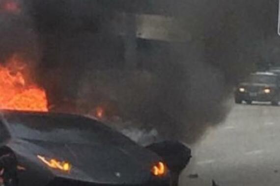 男子停车踩油门耍酷，接下来他哭求帮忙