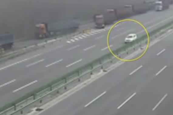 视频：女司机倒车致车祸！迅速逃离现场