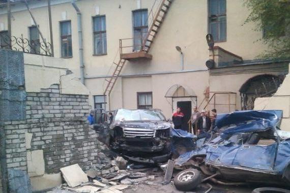 两车主在路上斗气，旁边的居民成了受害者