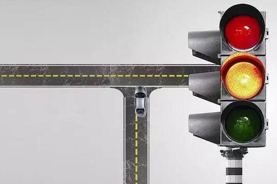 前车挡住视线，红灯开过线了，刹车还是？