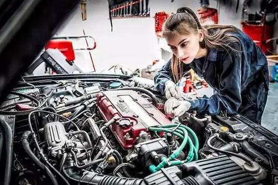 再敢这么开车，你的车离报废就不远了！